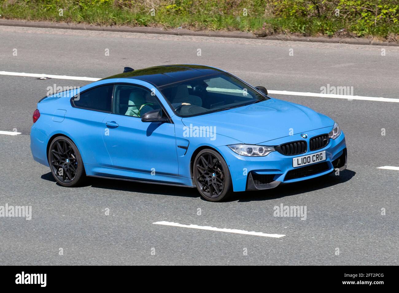 2015 blu BMW M4 S-A 2979cc 2DR coupé; traffico veicolare, veicoli in movimento, automobili, veicoli che guidano su strade del Regno Unito, motori, automobilismo sulla rete stradale dell'autostrada M6 del Regno Unito. Foto Stock