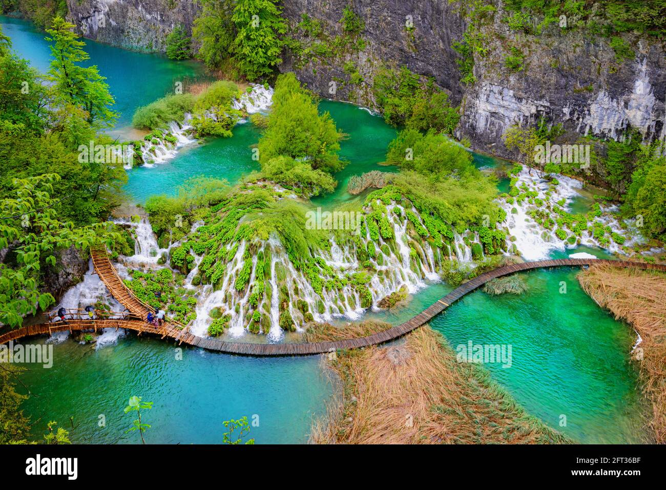 Vista aerea dall'alto di un parco naturale e di un lago turchese all'aperto a Plitvice, Croazia nella stagione primaverile Foto Stock