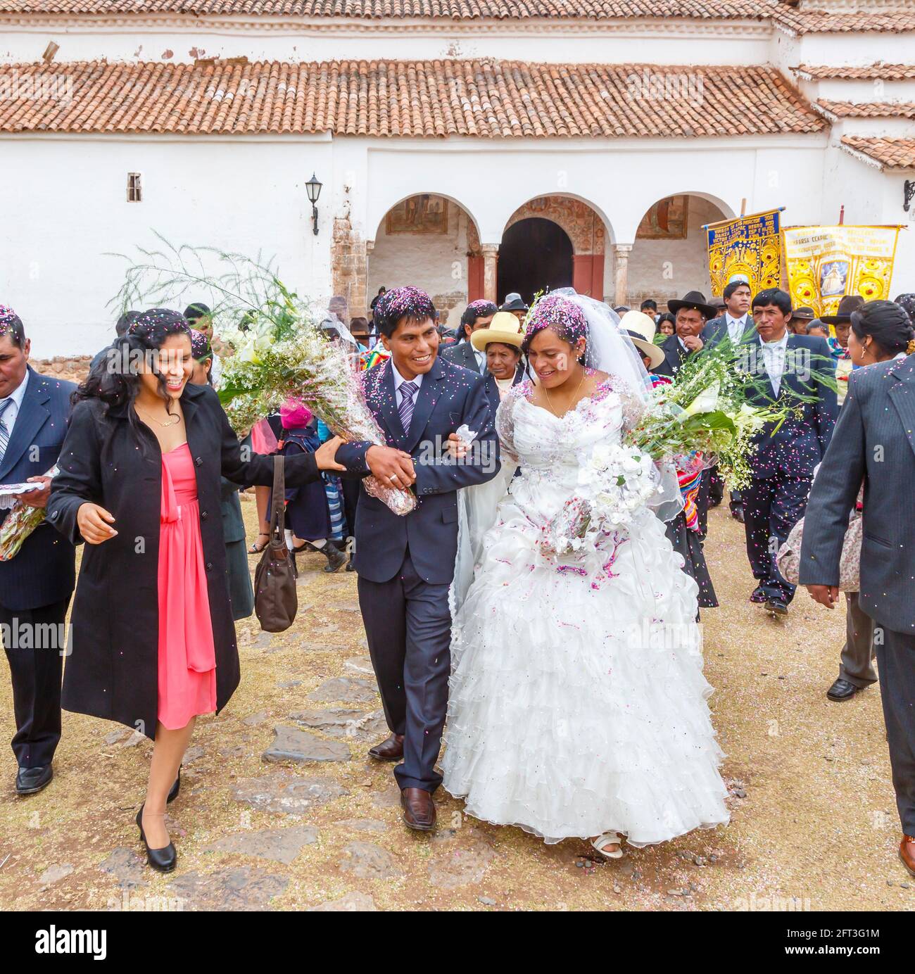 Sposa, sposo e ospiti di un tradizionale matrimonio locale, Chinchero, un villaggio andino rustico nella Valle Sacra, Urubamba Provincia, Cusco Regione, Perù Foto Stock