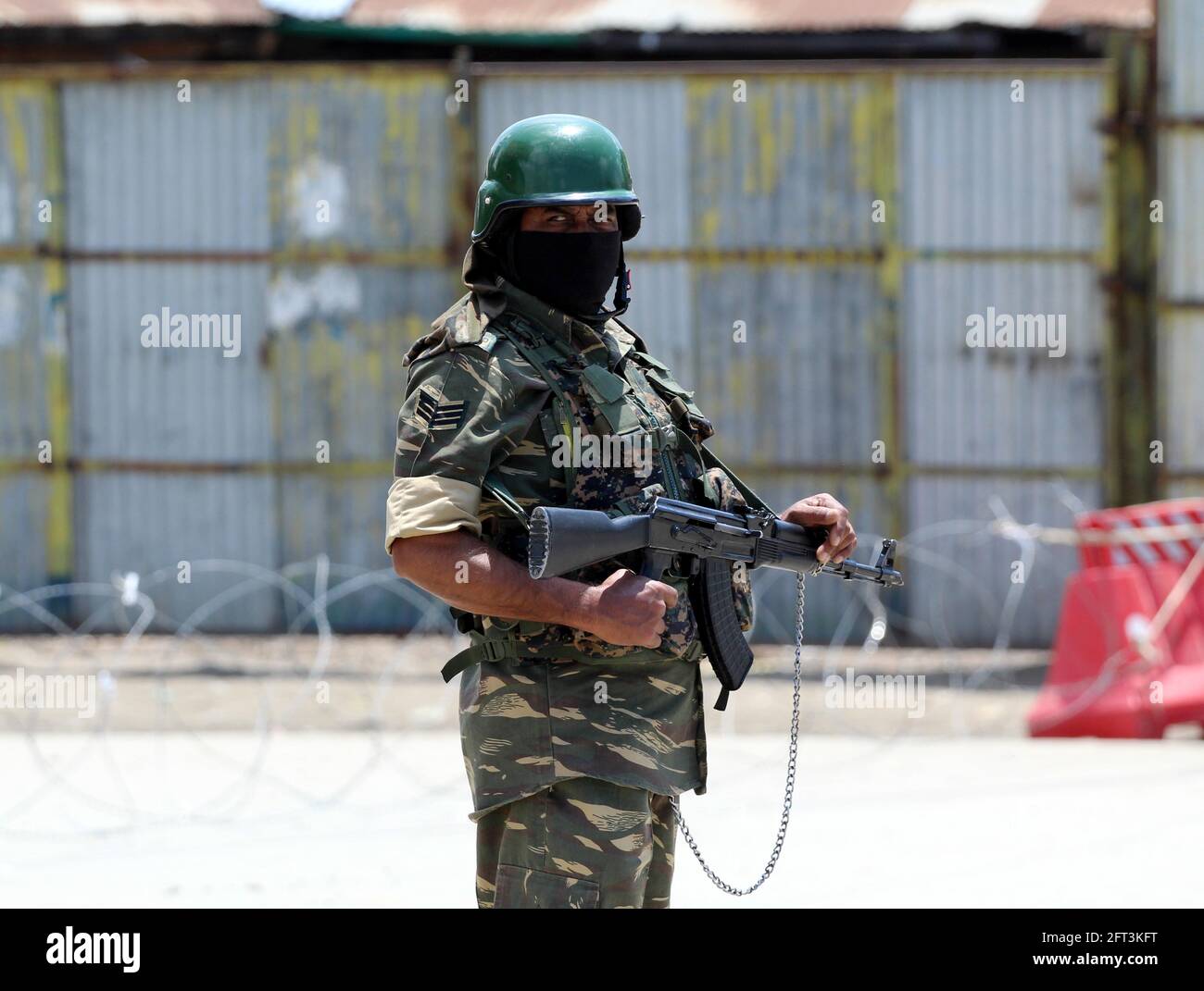 Srinagar, India. 21 Maggio 2021. Una guardia paramilitare durante un coprifuoco stretto imposto all'anniversario dell'assassinio di due leader separatisti (Foto di Mohammad Abu Bakar/Pacific Press) Credit: Pacific Press Media Production Corp./Alamy Live News Foto Stock