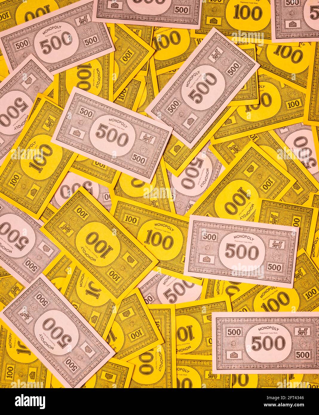 Vista di Monopoli di alto valore Money Notes in un mucchio Foto Stock Vista di Monopoli di alto valore Money Notes in un mucchio Foto Stock