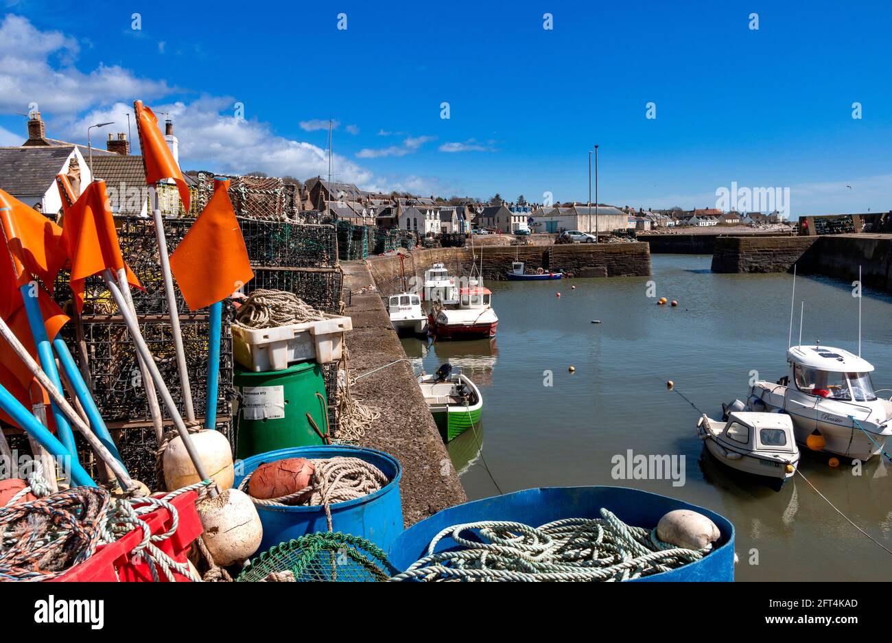 JOHNSHAVEN VILLAGGIO COSTIERO DI PESCATORI ABERDEENSHIRE SCOZIA BANDIERE COLORATE E PESCA BARCHE ORMEGGIATE NEL PORTO Foto Stock