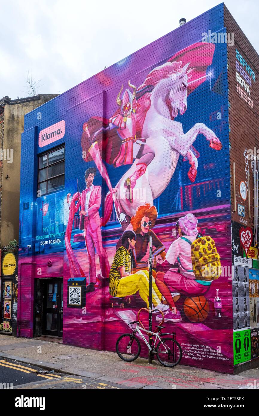 Klarna Advert Shoreditch London - Klarna Street Art Annuncio su un edificio nel quartiere Shoreditch di Londra. Klarna Graffiti. Klarna Murale. Klarna UK. Foto Stock
