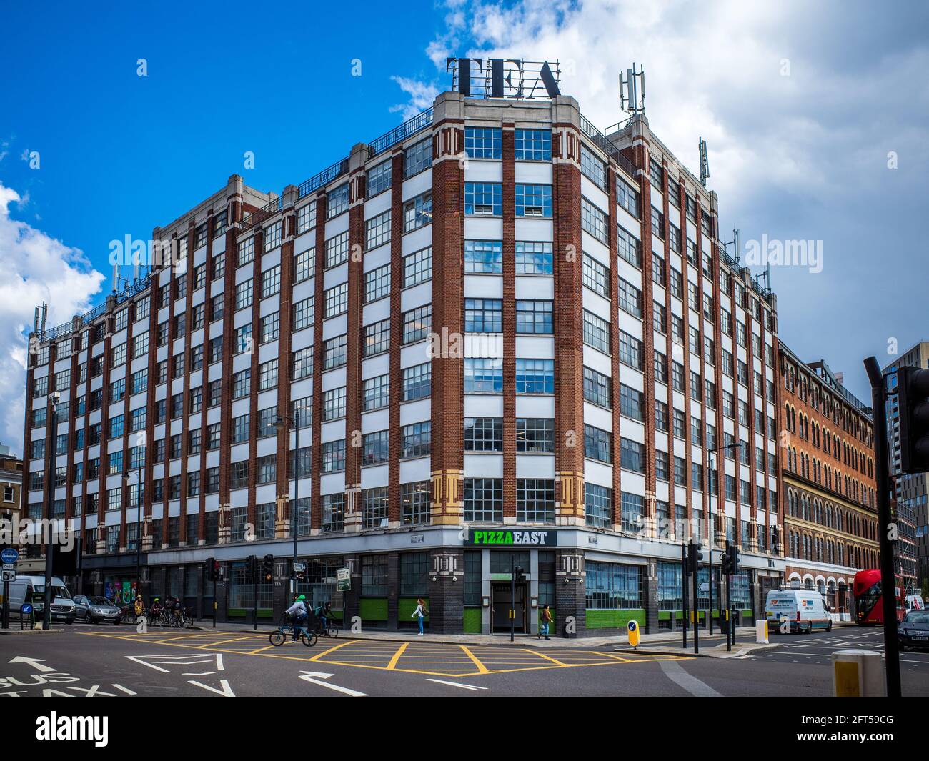 Il Tea Building Shoreditch London al 56 di Shoreditch High St. Ha aperto nel 1933 come fabbrica per Liptons Tea, ora un centro per le industrie Fintech e creative. Foto Stock