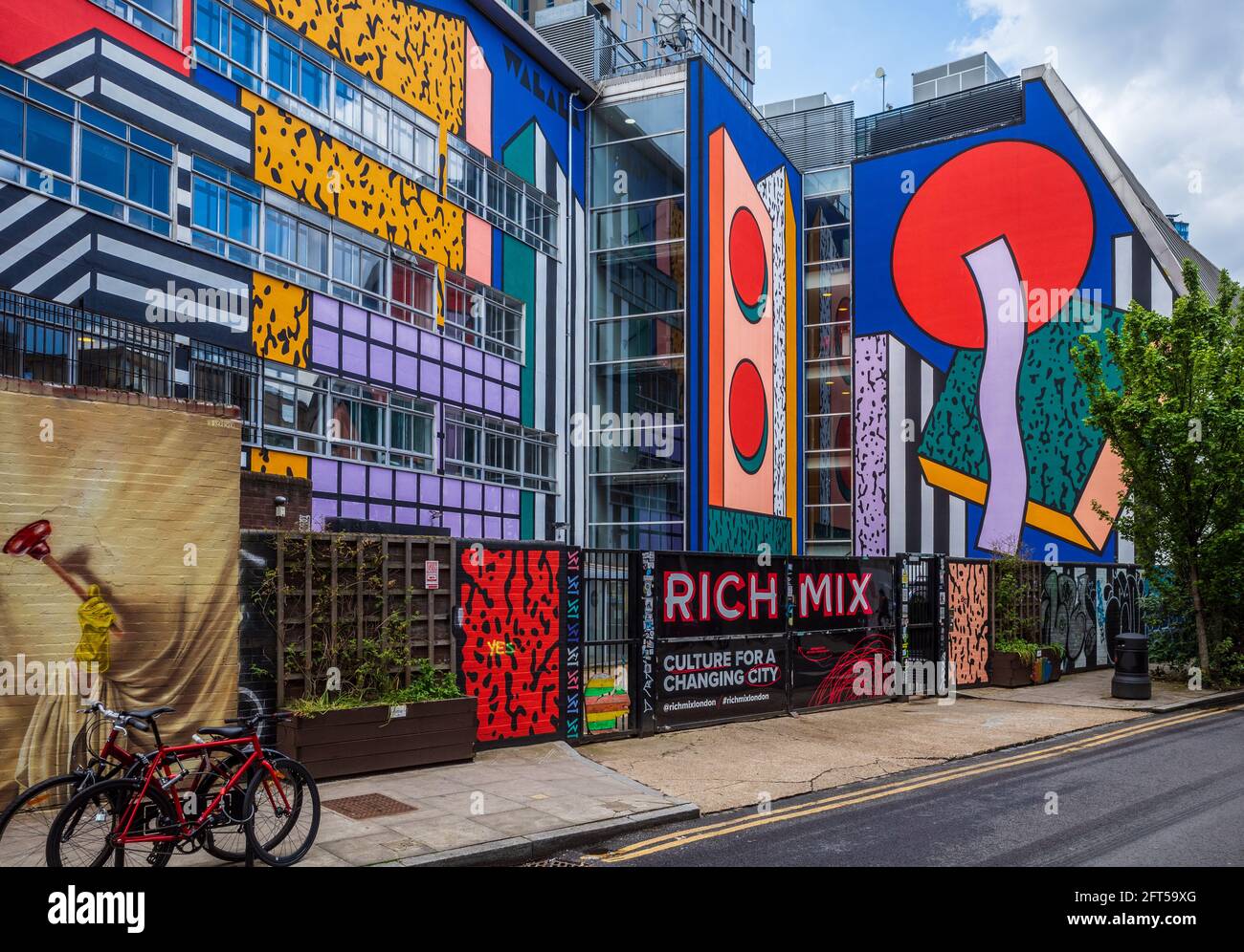 Rich Mix Shoreditch London, musica hub per le arti della comunità, danza e parlato, spettacoli di parole e arte e proiezioni di film. Aperto nel 2006. Murale Camille Walala. Foto Stock