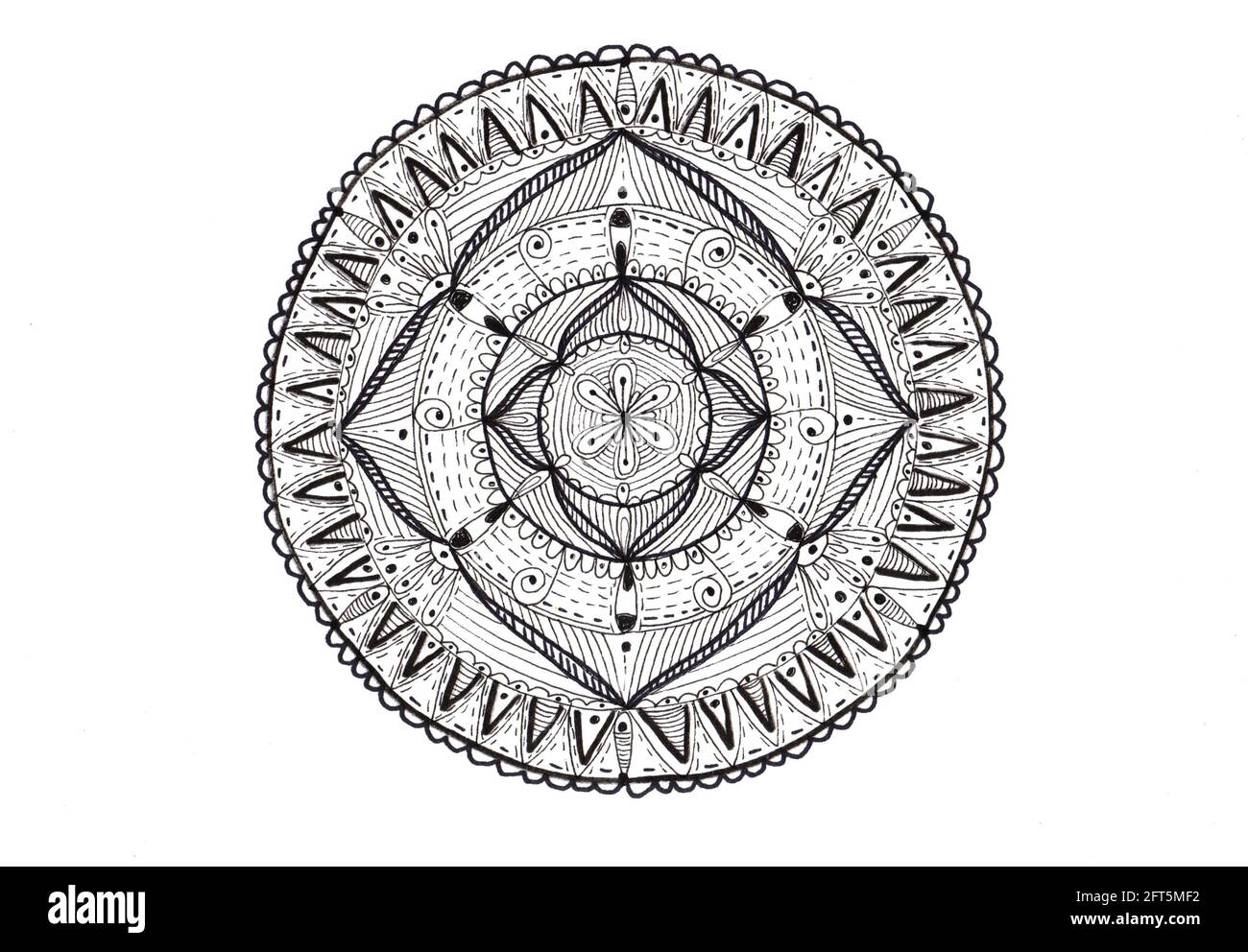 Disegno pennarello monocromatico mandala. Illustrazione floreale per il design. Arte Zen. Foto Stock