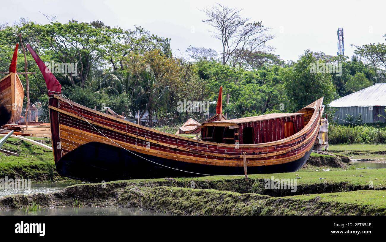 Rangabali, Patuakhali, Bangladesh : sono in corso lavori per la preparazione di una barca da pesca in legno Foto Stock