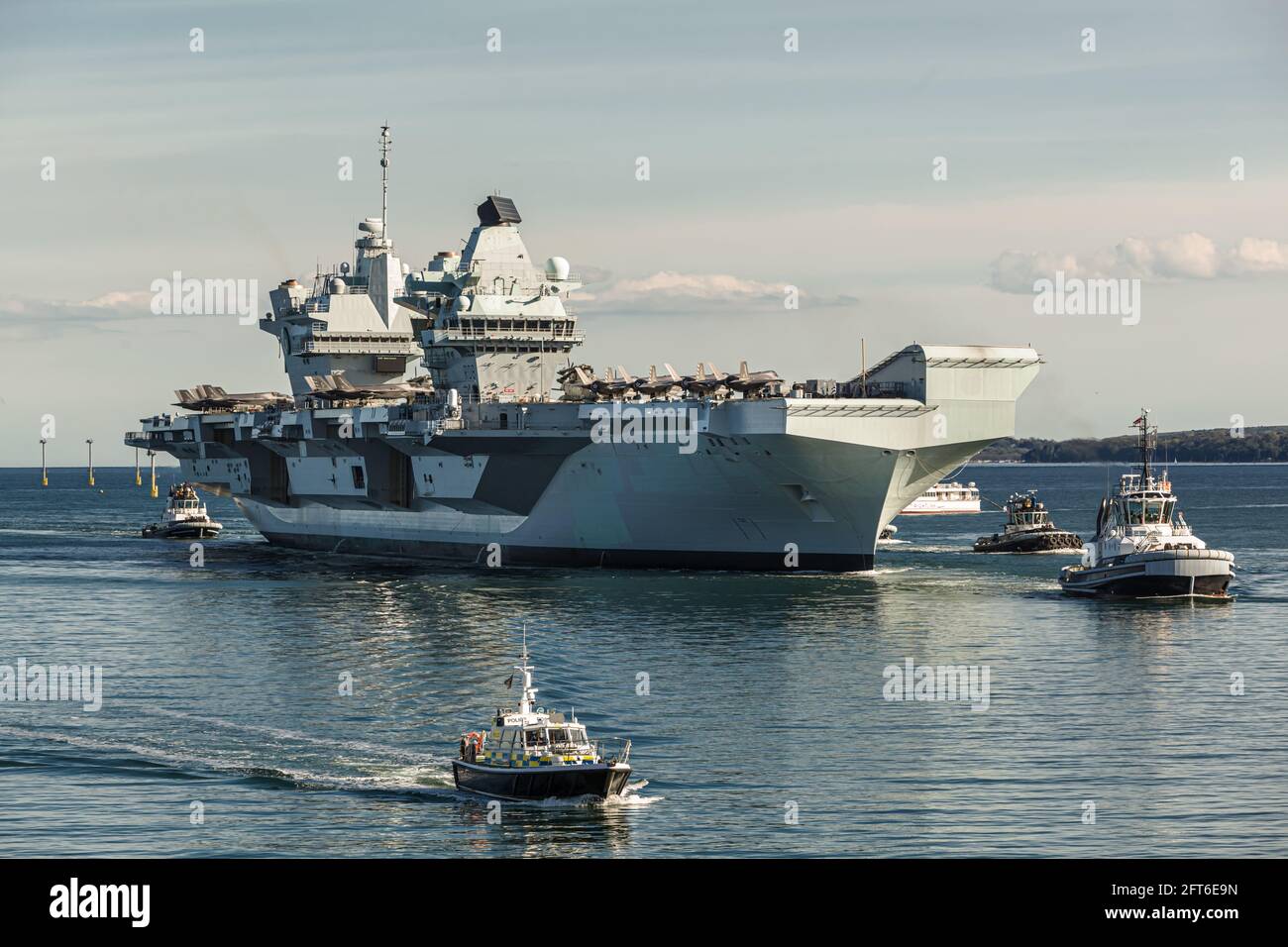 HMS Queen Elizabeth con F-35B sul ponte, entrando nel porto di Portsmouth prima dello schieramento CSG21. Foto Stock