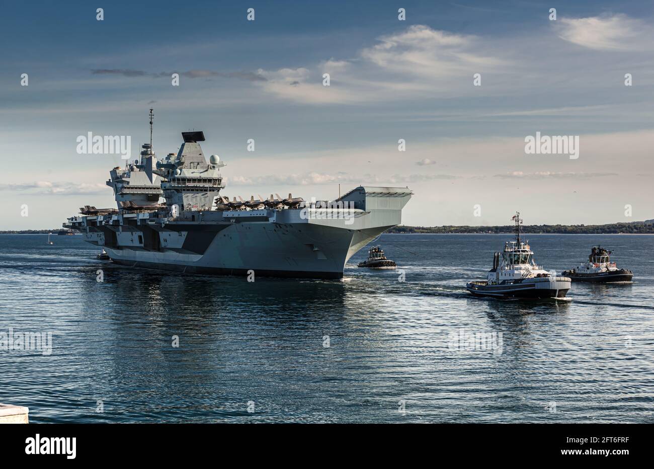 HMS Queen Elizabeth con F-35B sul ponte, entrando nel porto di Portsmouth prima dello schieramento CSG21. Foto Stock