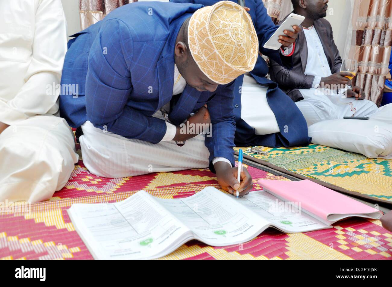 KAMPALA, UGANDA - 05 maggio 2021: I mariti musulmani firmano accordi di matrimonio per togliere le loro donne la via legale per i loro bei Foto Stock