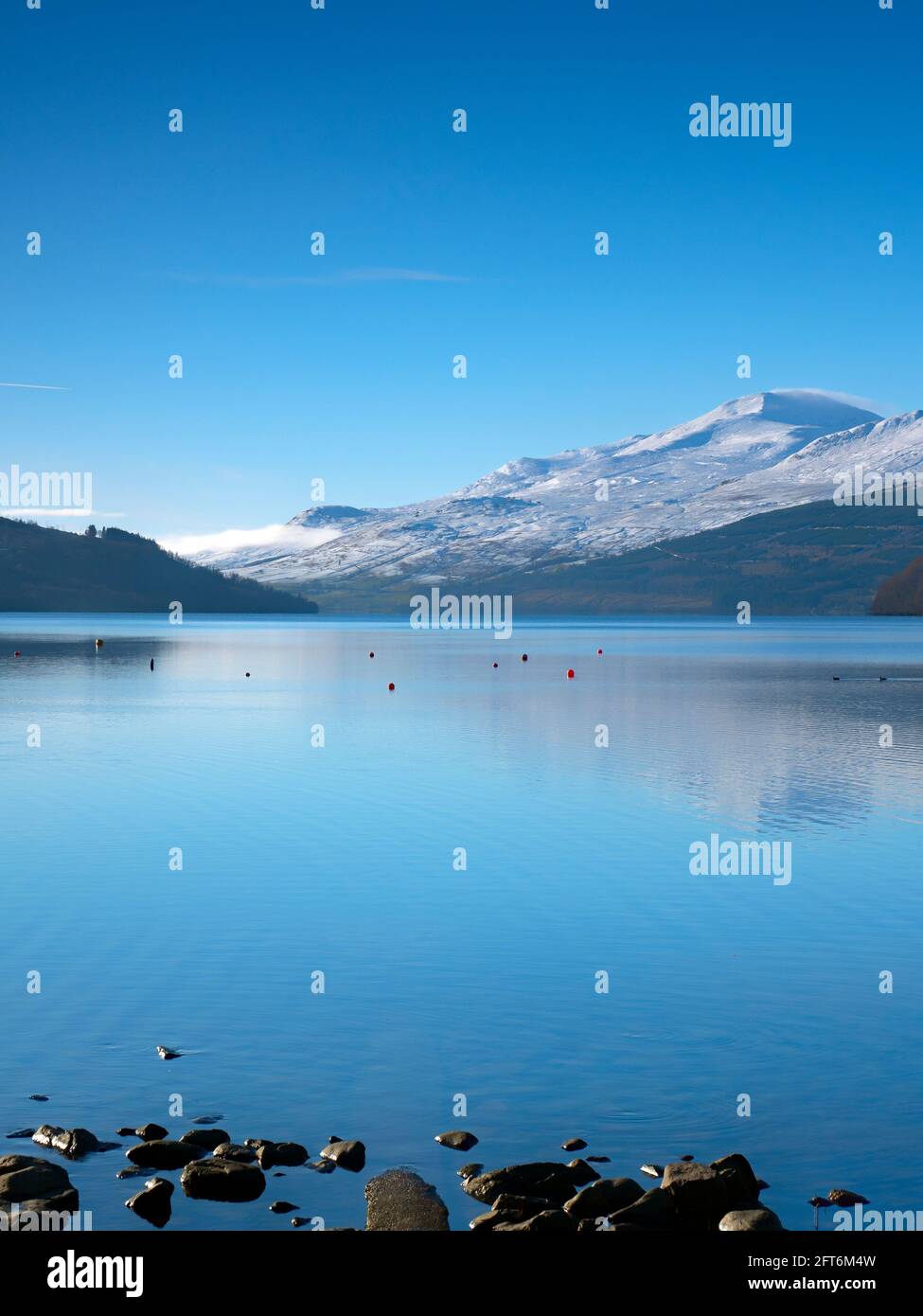 Loch Tay in una giornata invernale, con Ben Lawers Mountain sullo sfondo Foto Stock