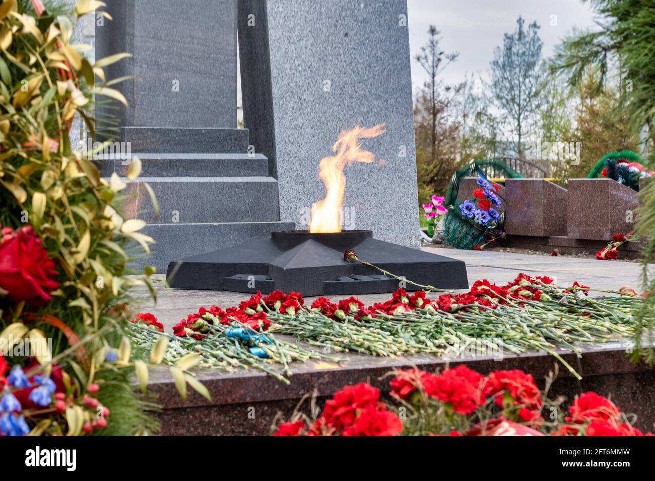 Fuoco eterno, un monumento ai soldati caduti della grande guerra patriottica. Surgut, Russia - 17 maggio 2021. Foto Stock