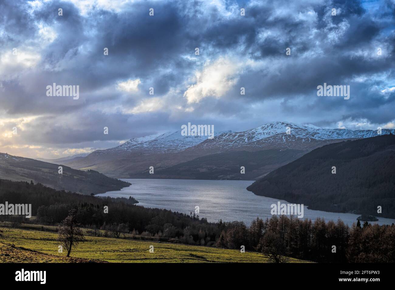 Vista del Loch Tay e delle cime innevate della catena montuosa Ben Lawers nel Perthshire, Scozia, Foto Stock