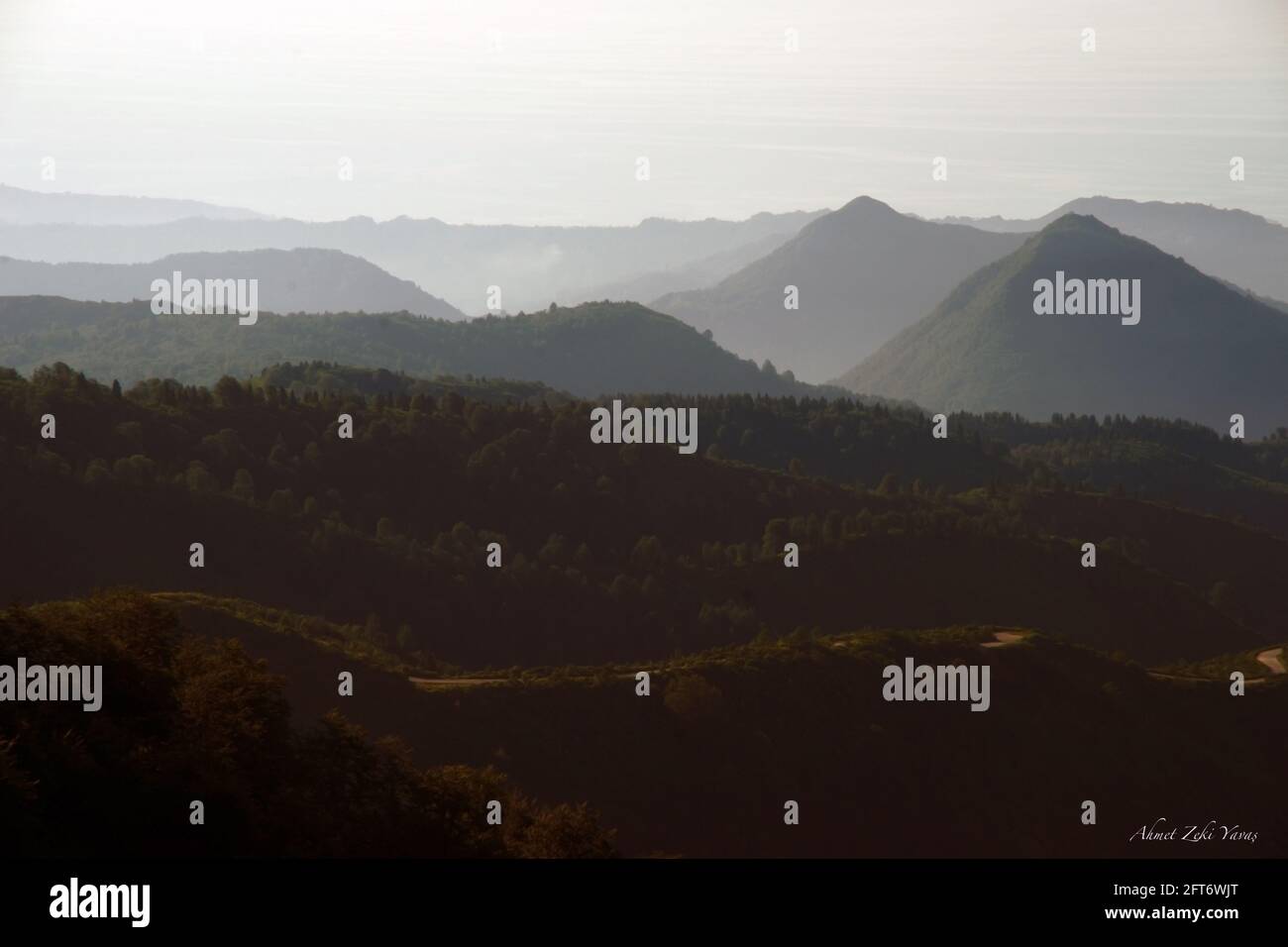 Una foto affascinante delle montagne che spariscono sotto l'aria nebbiosa del Mar Nero. Foto Stock