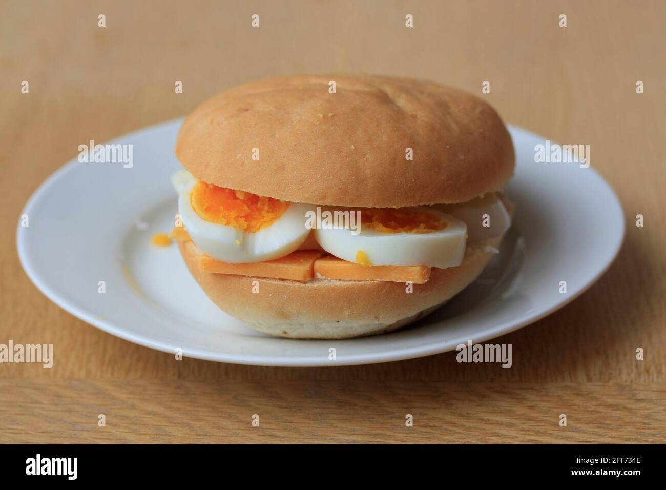 Panino salato con uova e formaggio Foto Stock