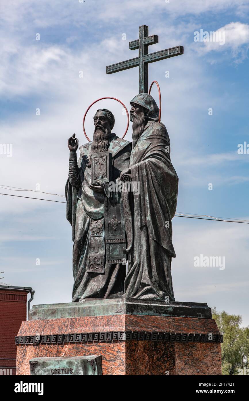 KOLOMNA, RUSSIA - 30 MAGGIO 2020: Monumento a San Cirillo e Metodio nella Piazza della Cattedrale di Kolomna, Russia Foto Stock