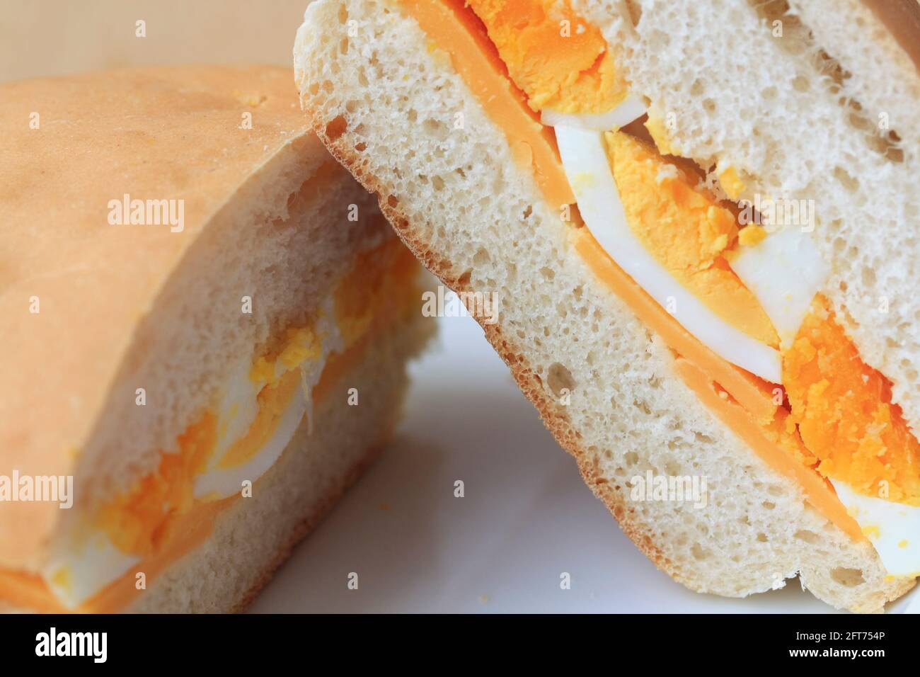 Panino salato con uova e formaggio Foto Stock