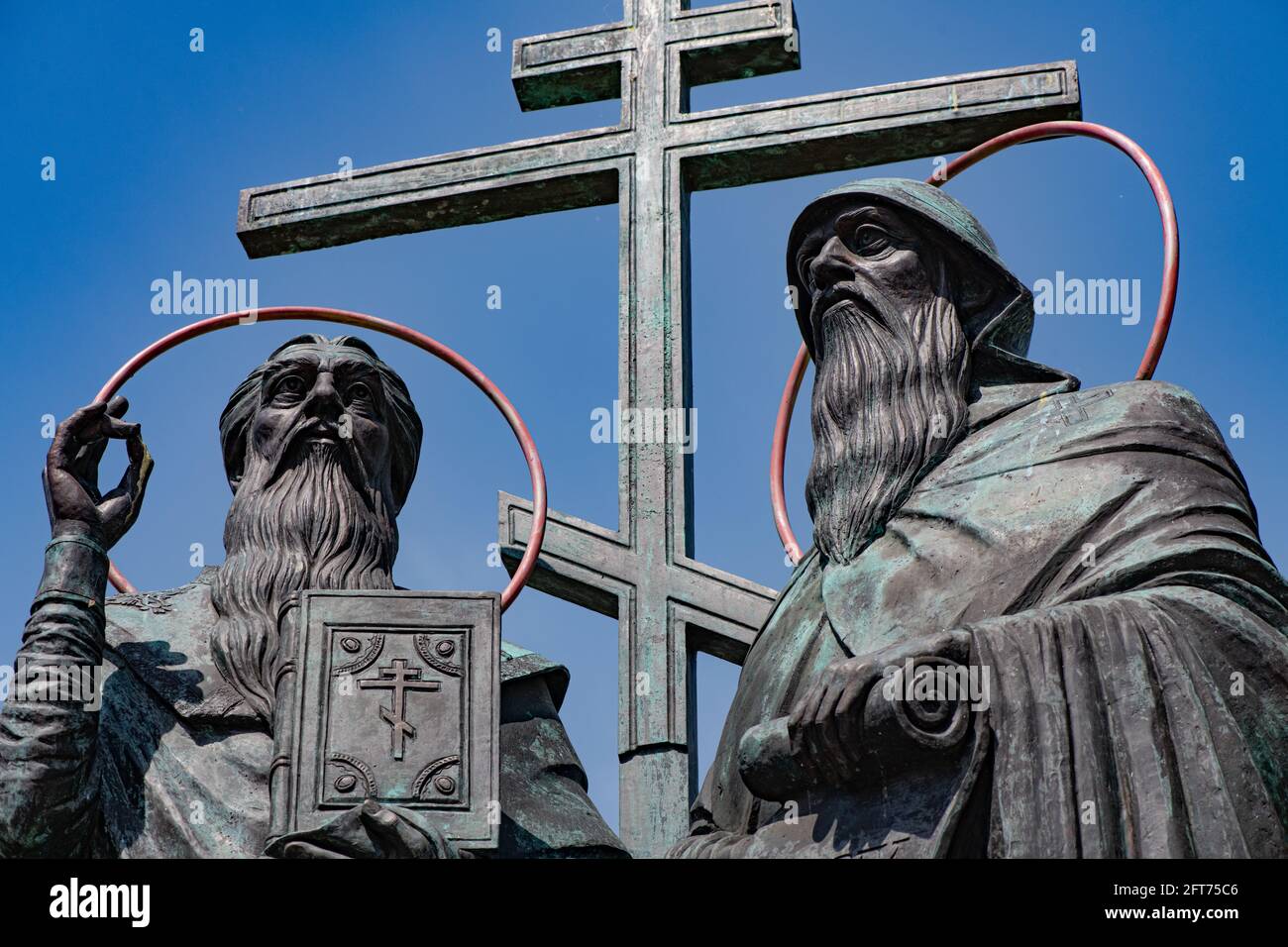 KOLOMNA, RUSSIA - 30 MAGGIO 2020: Monumento a San Cirillo e Metodio nella Piazza della Cattedrale di Kolomna, Russia Foto Stock