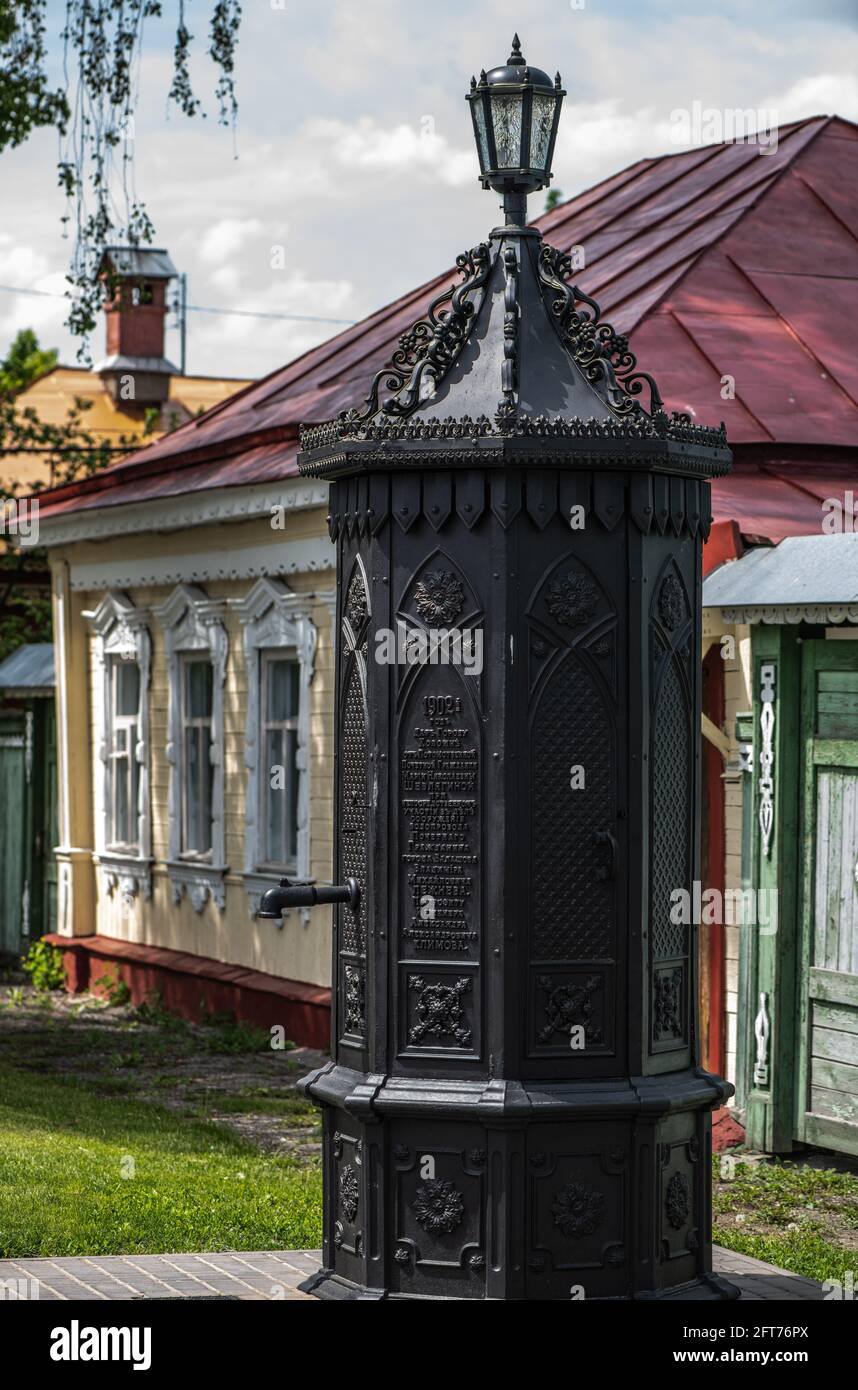 KOLOMNA, RUSSIA - MAGGIO, 30, 2020: Colonna d'epoca per un set d'acqua Chevlyaginskaya piscina nel Cremlino di Kolomna sulla via Lazhechnikov a Kolomna, Russia Foto Stock