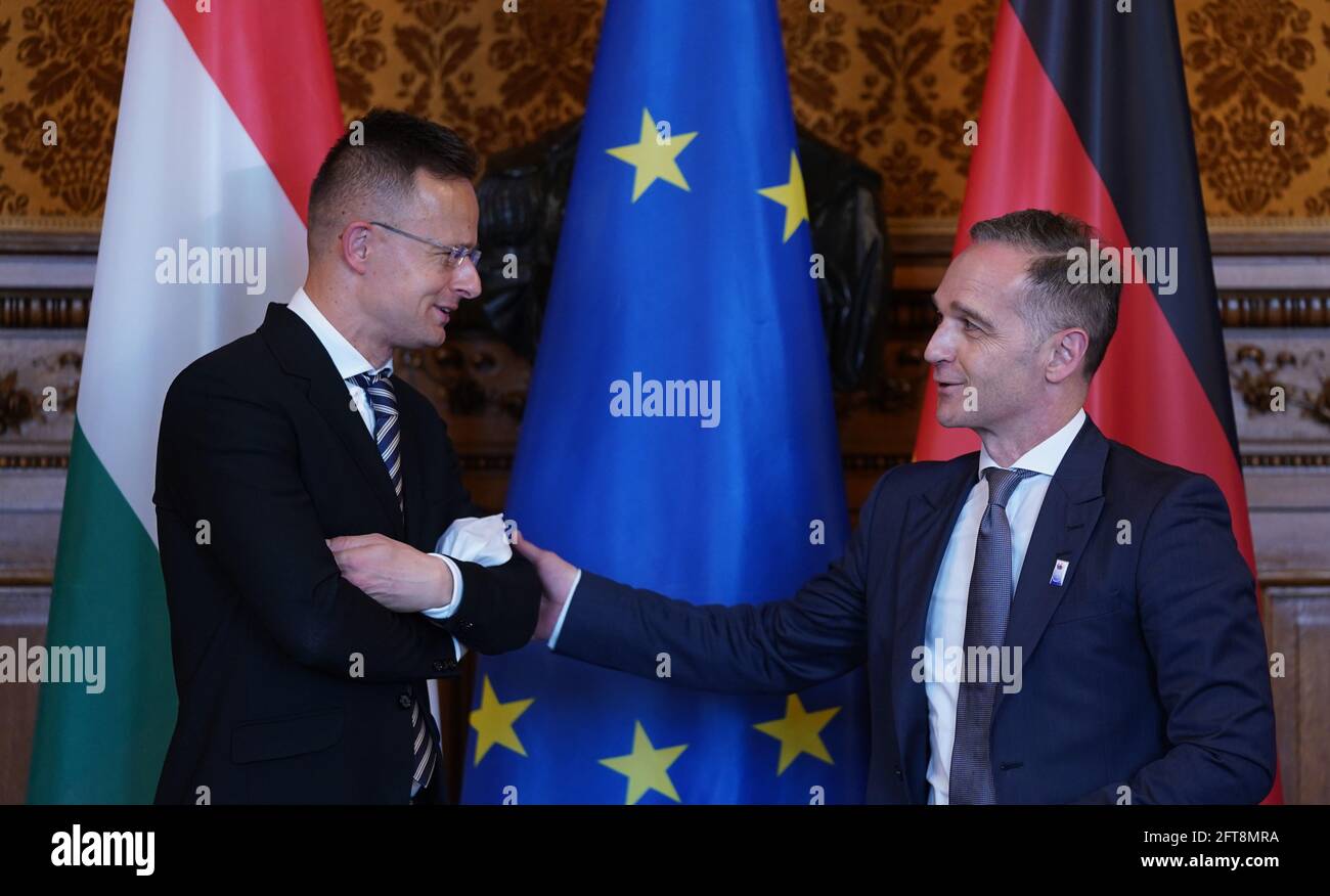 21 maggio 2021, Amburgo: Heiko Maas (r, SPD), Ministro federale degli affari esteri, colloqui con Peter Szijjarto, Ministro degli affari esteri ungherese, Nella Phoenix Hall del Municipio all'inizio di una discussione bilaterale nel quadro della 131a riunione del Comitato dei Ministri del Consiglio d'Europa. In occasione della riunione, la presidenza semestrale del Comitato dei Ministri del Consiglio d'Europa è stata trasferita dalla Germania all'Ungheria. Il Consiglio d'Europa, che ha sede a Strasburgo, in Francia, collabora con la Corte di giustizia per difendere i diritti umani nei suoi 47 metri Foto Stock