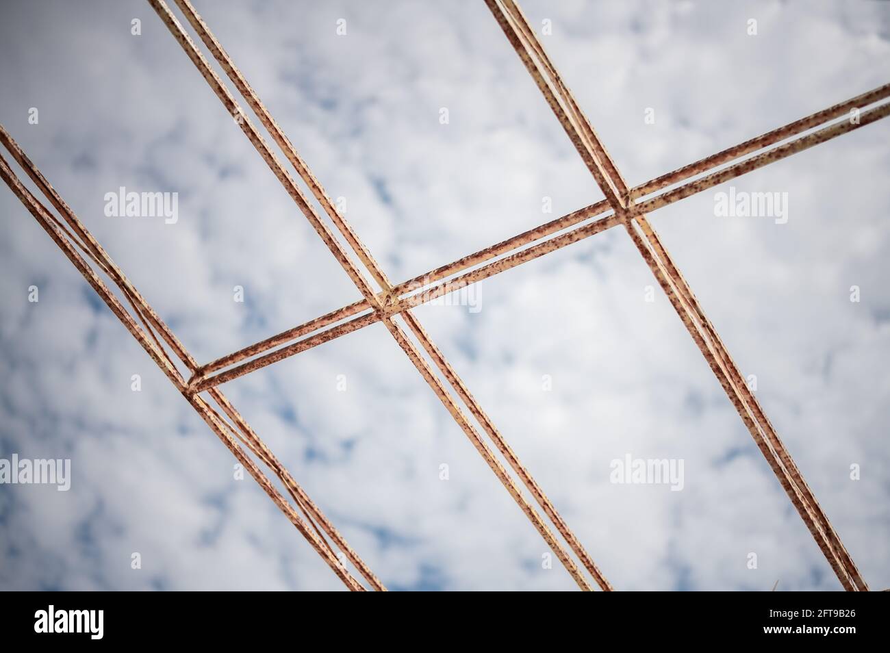 Astratto industriale sfondo cielo blu e nel riso di il telaio di rinforzo metallico dell'asta Foto Stock