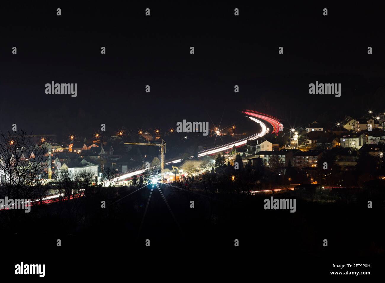 Vista della città di notte Foto Stock