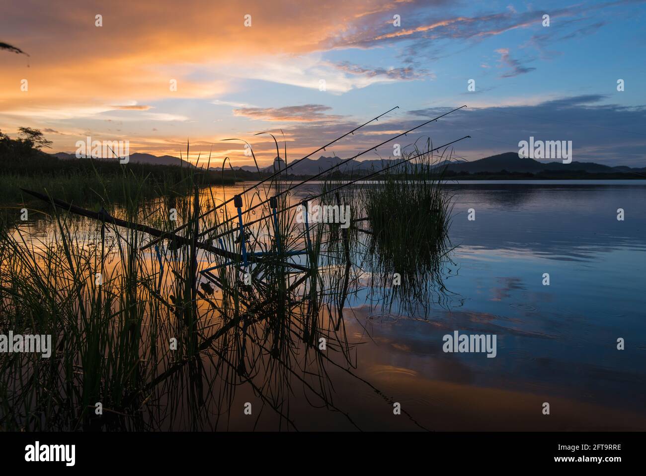 lago di pesca con bellissimo sfondo cielo crepuscolo Foto Stock