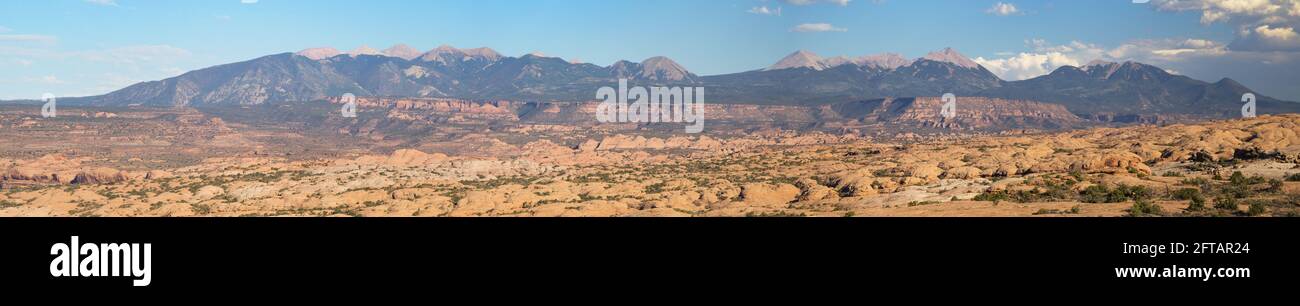 La SAL Range da la SAL Mountains Viewpoint al Arches National Park, Utah, USA. Foto Stock