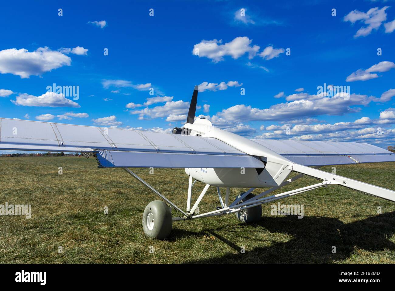 Un aereo senza equipaggio radiocontrollato si trova sulla pista di un campo d'aviazione. Drone per scopi agricoli. Foto Stock
