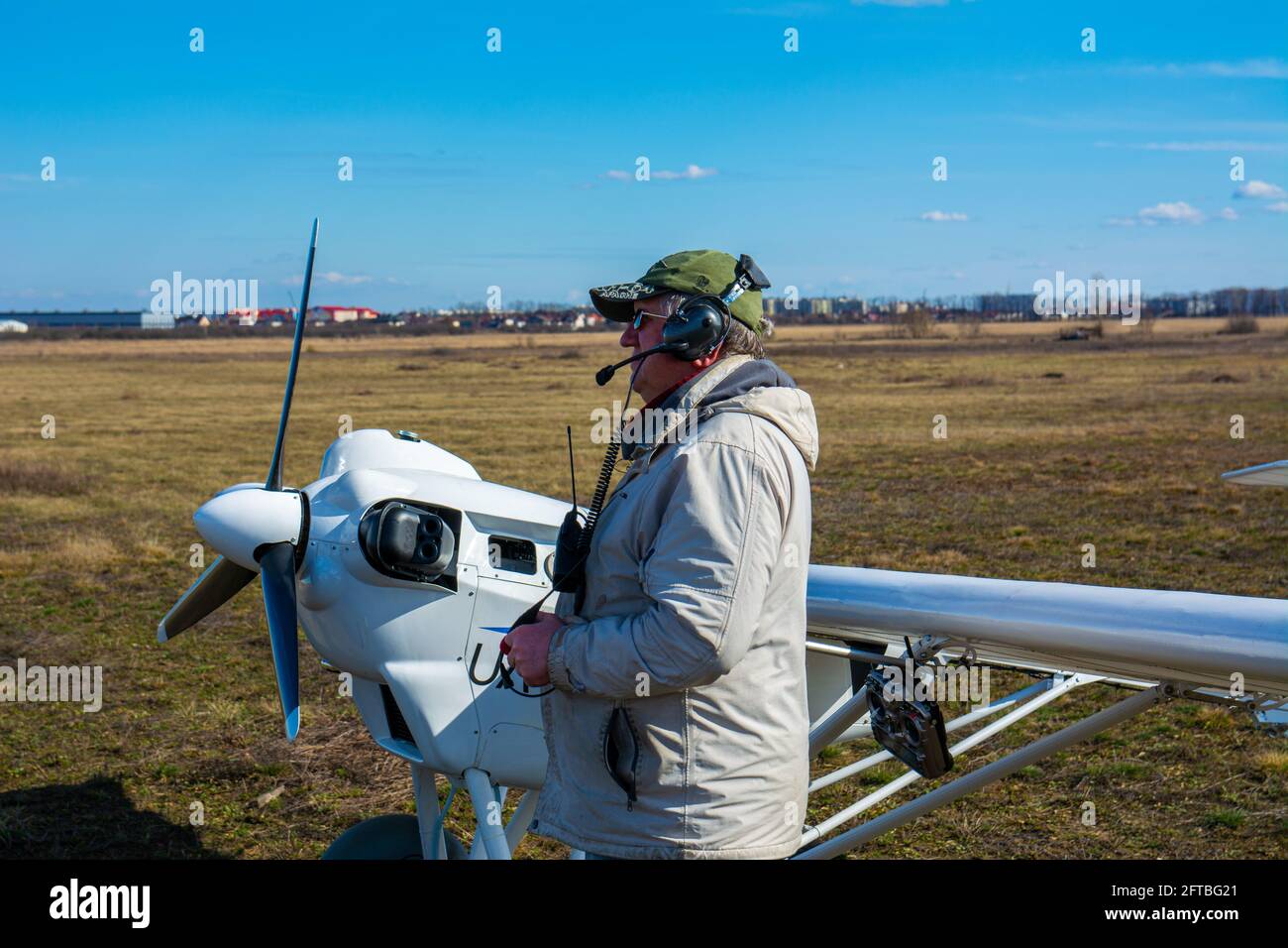 Kiev, Ucraina, 04 aprile 2021 - Airfield Chaika, un operatore con un aereo senza equipaggio sulla pista. Un uomo sta volando un velivolo senza equipaggio progettato per Foto Stock