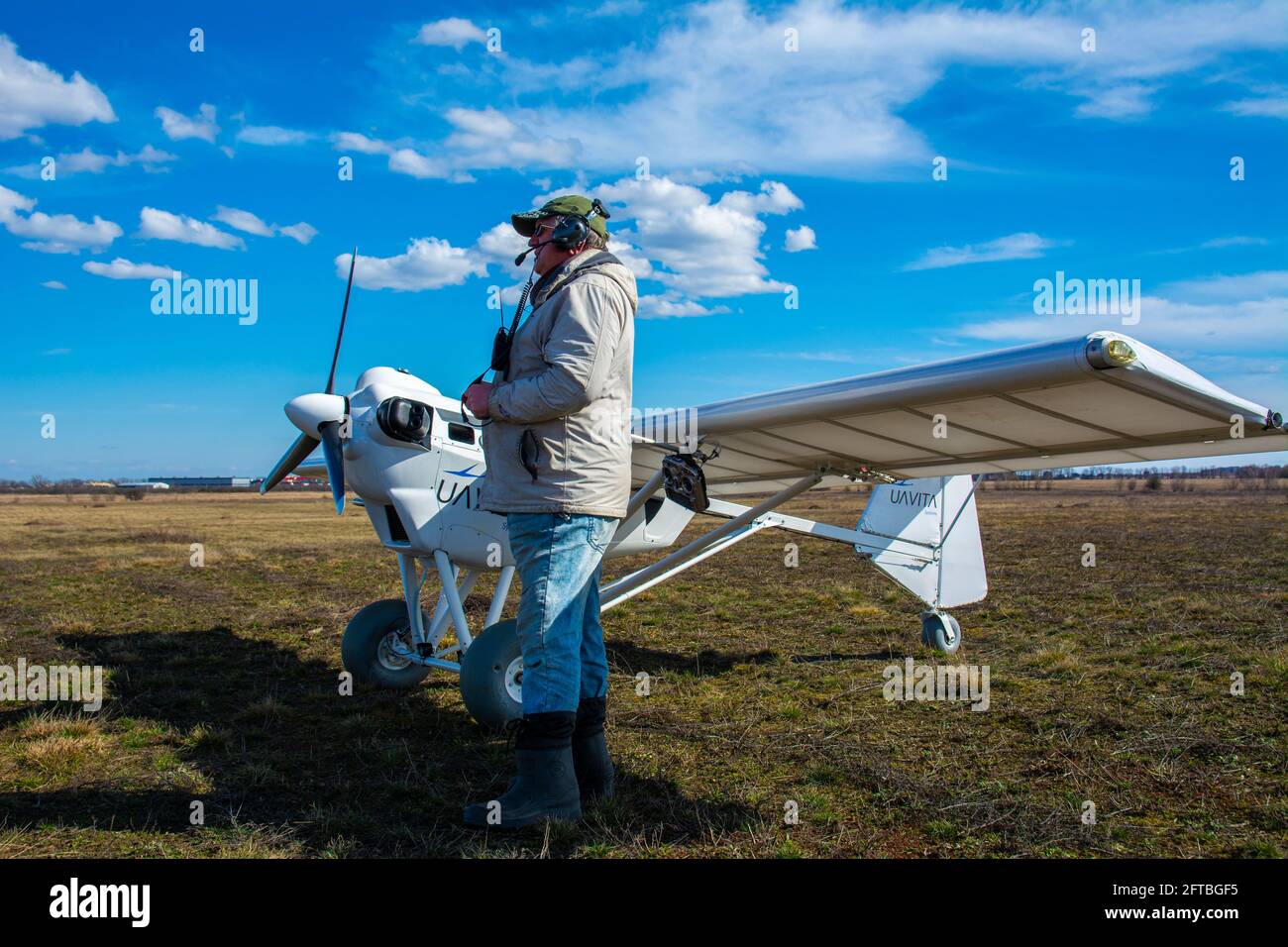 Kiev, Ucraina, 04 aprile 2021 - Airfield Chaika, un operatore con un aereo senza equipaggio sulla pista. Un uomo sta volando un velivolo senza equipaggio progettato per Foto Stock