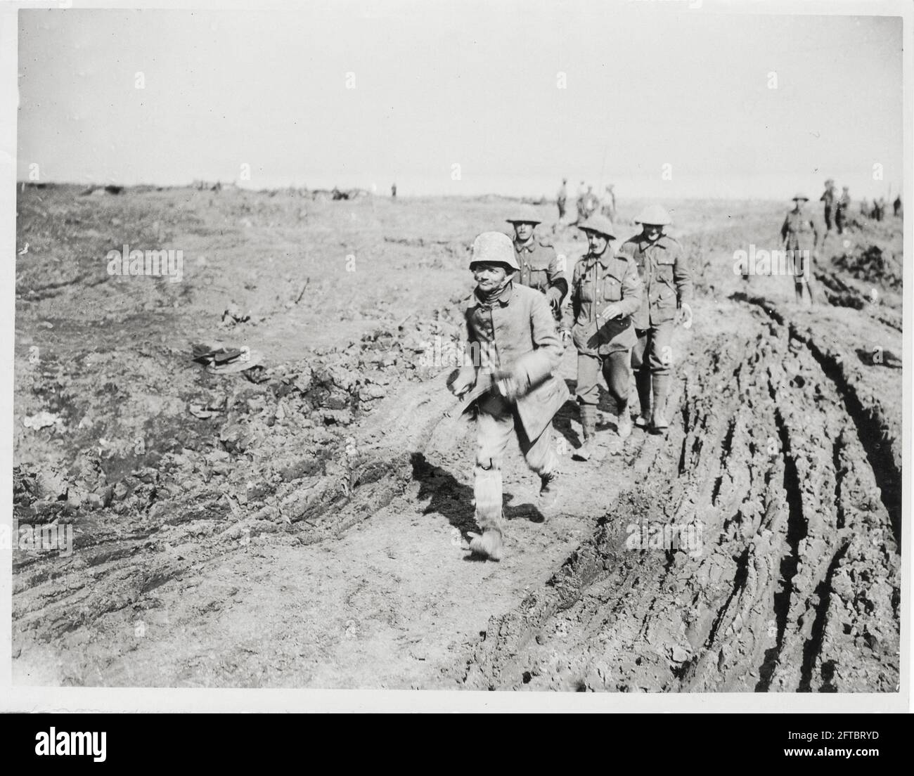 Prima guerra mondiale, prima guerra mondiale, fronte occidentale - prigionieri tedeschi catturati corrono nel fango lontano dal fuoco britannico Foto Stock