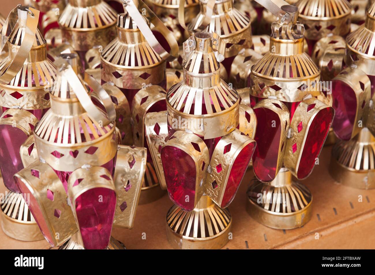 Lampade a candela tradizionali arabe a buon mercato si trovano su un bancone di un negozio di articoli da regalo ad Aqaba, Giordania Foto Stock