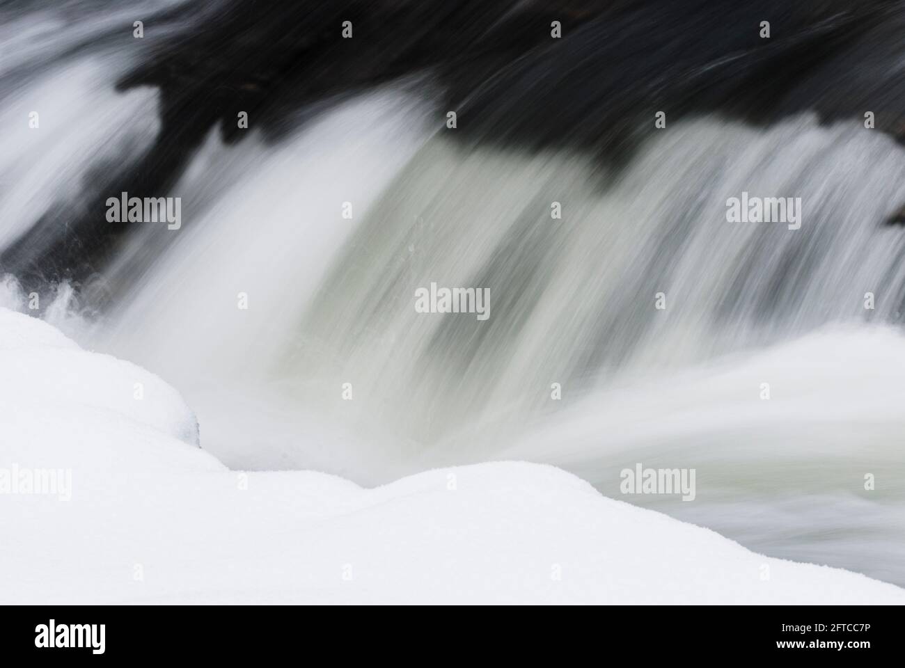 Acqua che scorre nel fiume invernale Foto Stock