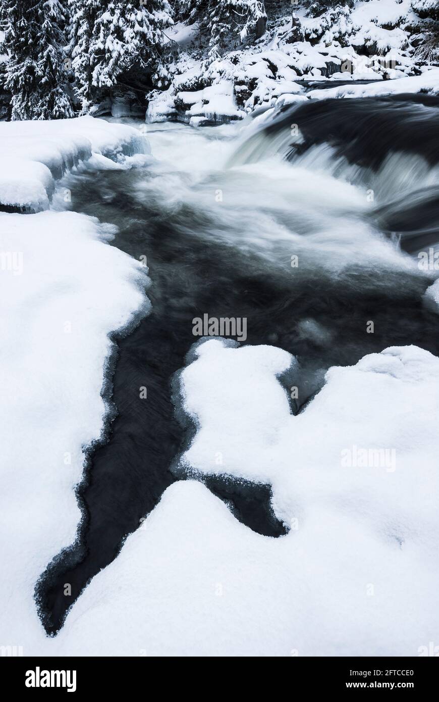 Acqua che scorre nel fiume invernale Foto Stock