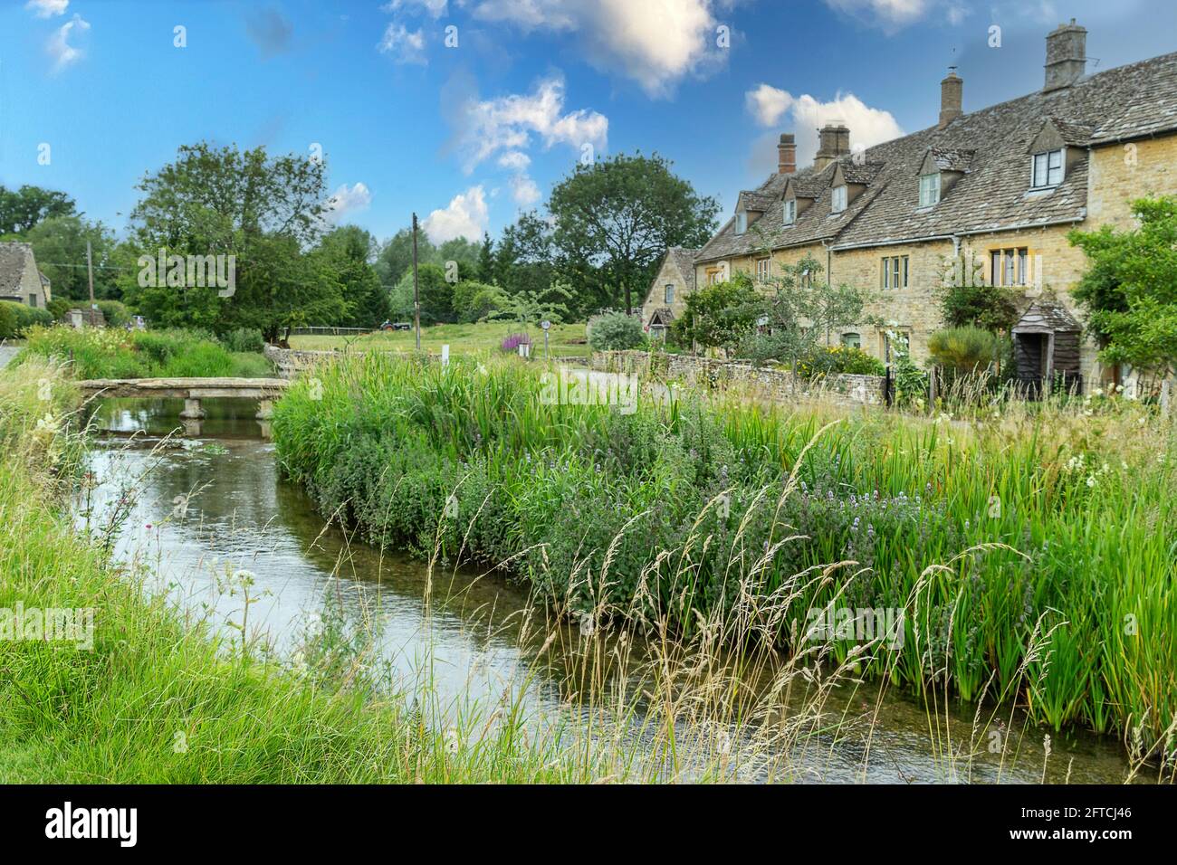 Il villaggio di Cotswold di macellazione inferiore Foto Stock