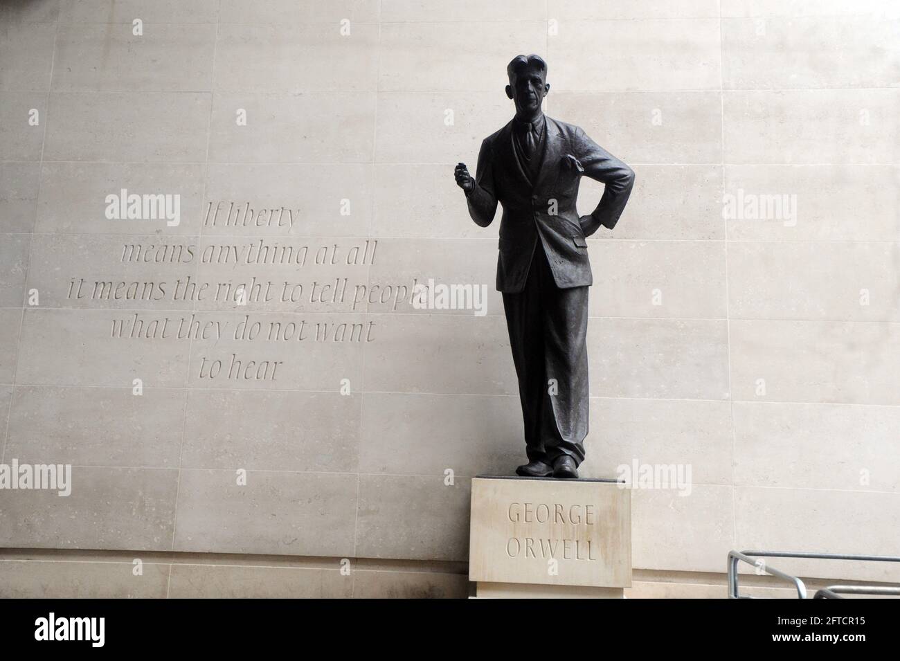 Londra, Regno Unito. 21 Maggio 2021. BBC George Orwell statua sul fronte della Broadcasting House. Broadcasting House il giorno del controllo sulla Principessa Diana intervista. Credit: JOHNNY ARMSTEAD/Alamy Live News Foto Stock