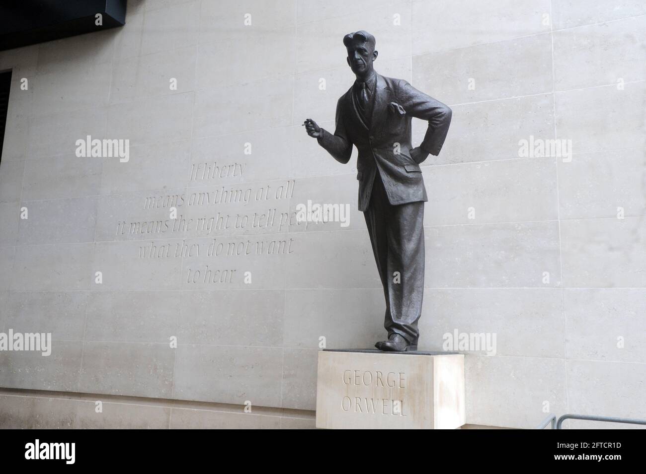 Londra, Regno Unito. 21 Maggio 2021. BBC George Orwell statua sul fronte della Broadcasting House. Broadcasting House il giorno del controllo sulla Principessa Diana intervista. Credit: JOHNNY ARMSTEAD/Alamy Live News Foto Stock