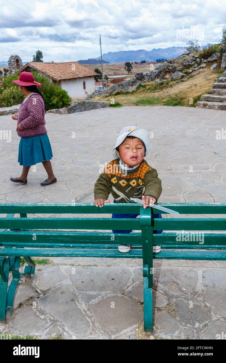 Un ragazzo locale della sindrome di Quechua Down a Chinchero, un piccolo villaggio rurale andino nella Valle Sacra, provincia di Urubamba, regione di Cusco, Perù Foto Stock