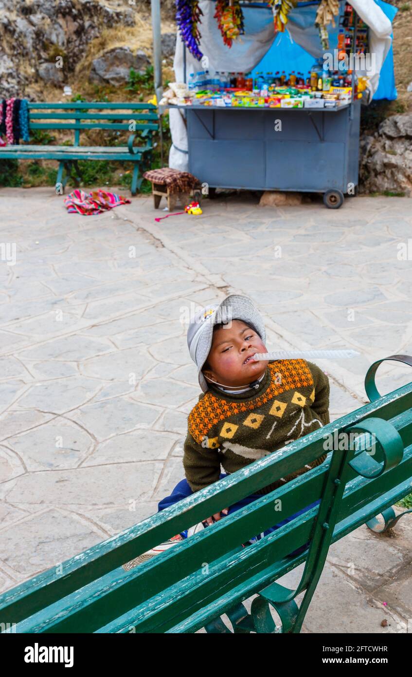 Un ragazzo locale della sindrome di Quechua Down a Chinchero, un piccolo villaggio rurale andino nella Valle Sacra, provincia di Urubamba, regione di Cusco, Perù Foto Stock