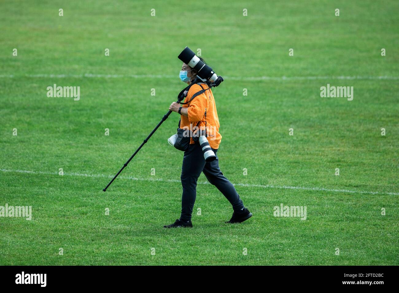 Leverkusen, Manforter Stadion 13.05.21: Sportfotografin Gladys Chai von der Laage bei einer Leichtathletik Veranstaltung fŸr Behinderte und Athleten o Foto Stock