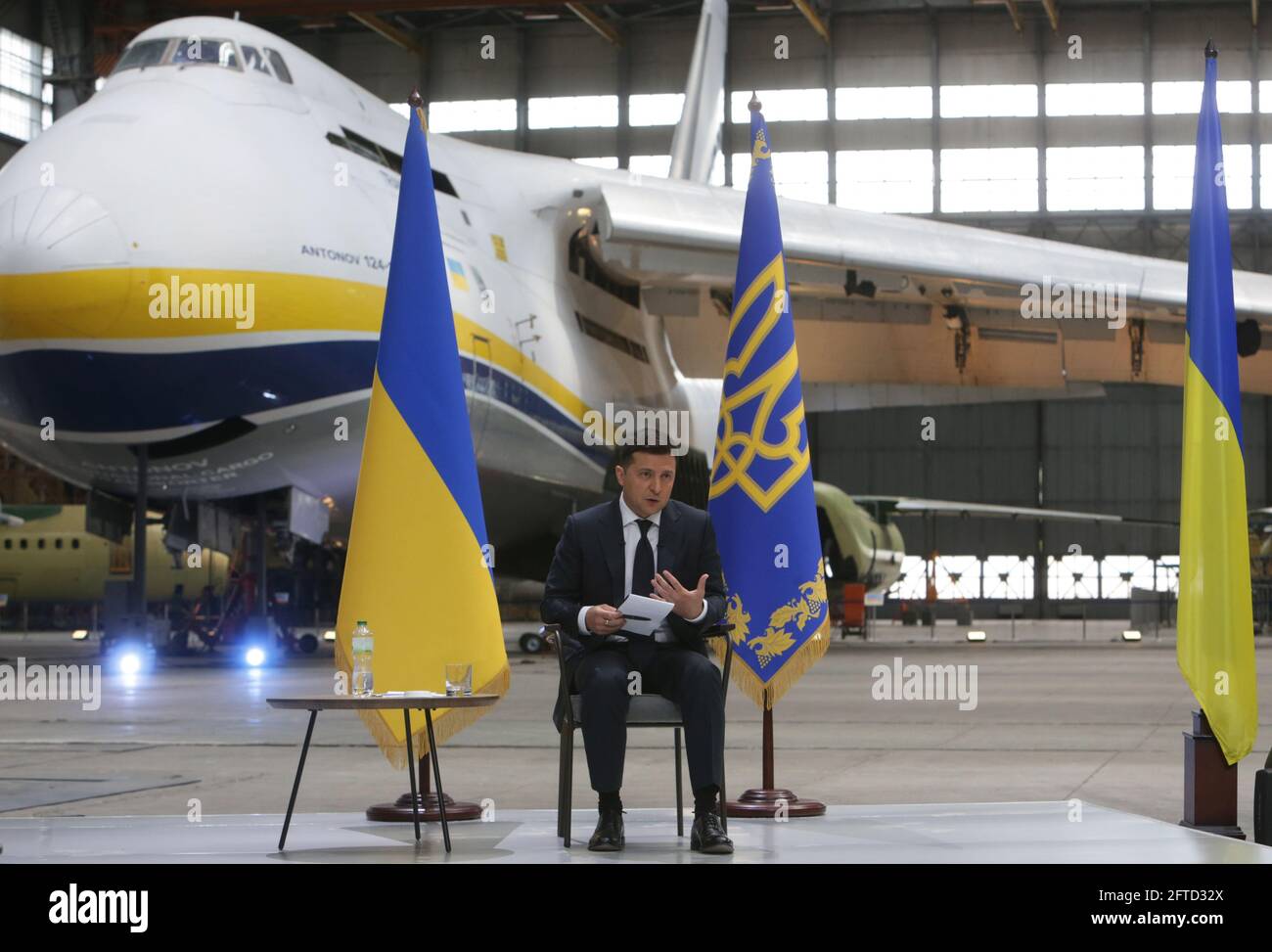 Kiev, Ucraina. 20 maggio 2021. Il presidente ucraino Volodymyr Zelensky partecipa a una conferenza stampa dedicata ai suoi due anni di ufficio a Kiev, Ucraina, il 20 maggio 2021. Zelensky ritiene che un incontro con il presidente russo Vladimir Putin contribuirebbe a porre fine al conflitto di sette anni a Donbass, il servizio stampa del presidente ucraino riferito giovedì. Credit: Sergey Starostenko/Xinhua/Alamy Live News Foto Stock