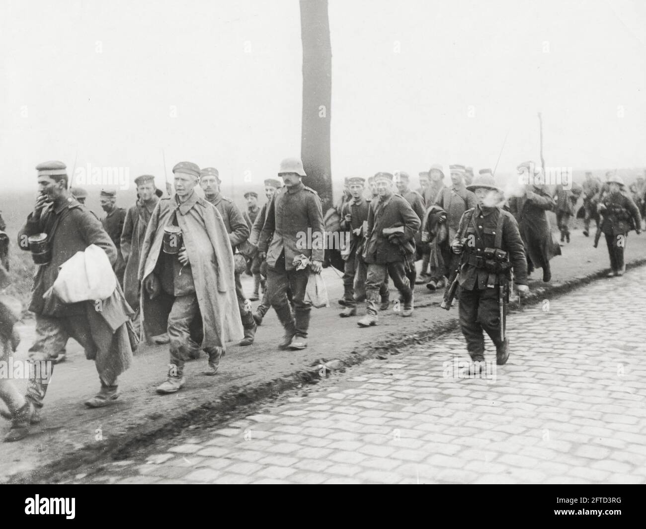 Prima guerra mondiale, prima guerra mondiale, fronte occidentale - prigionieri tedeschi appena catturati in marcia, Francia Foto Stock