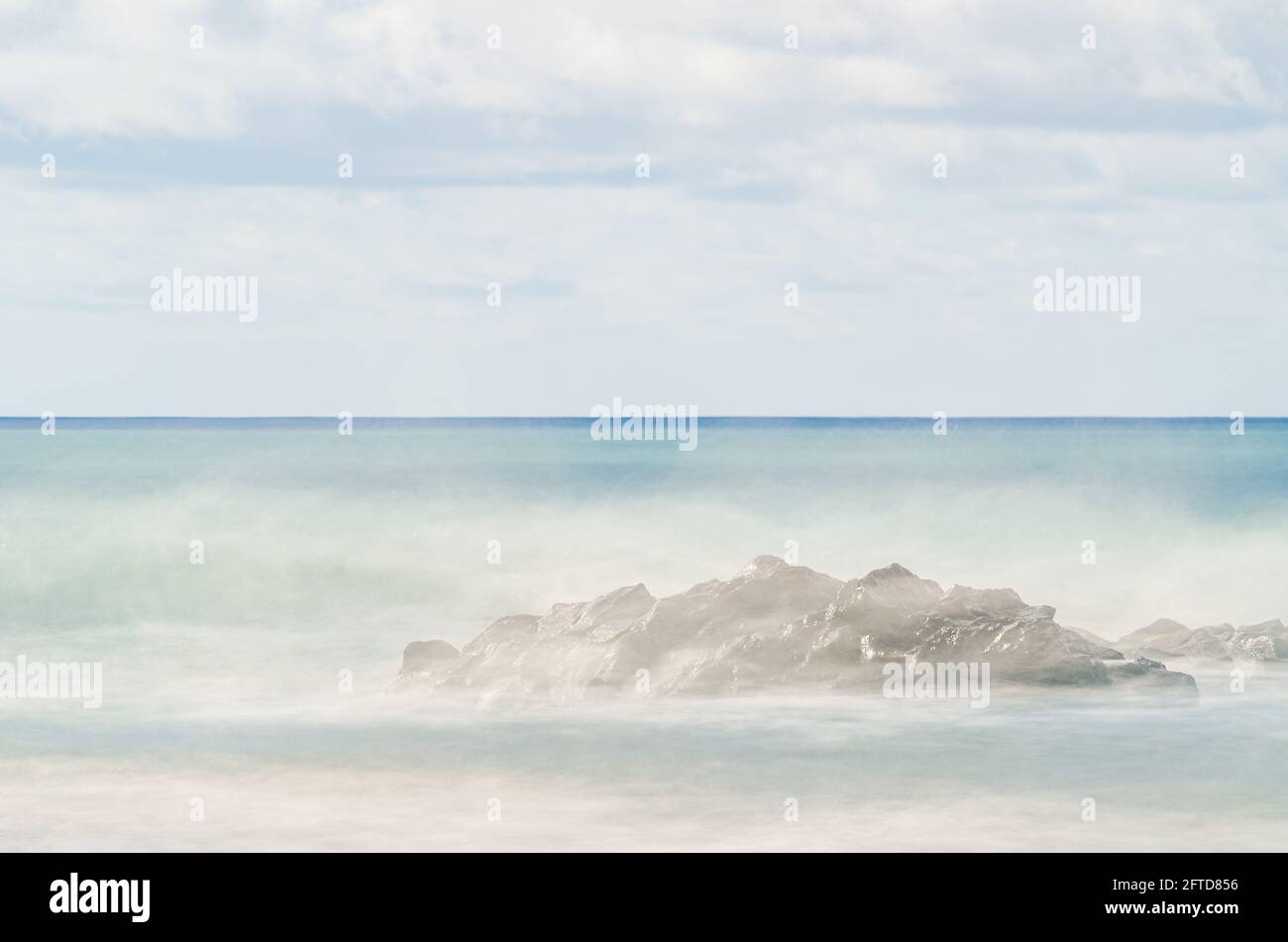 Formazione rocciosa in mare a lunga esposizione Foto Stock