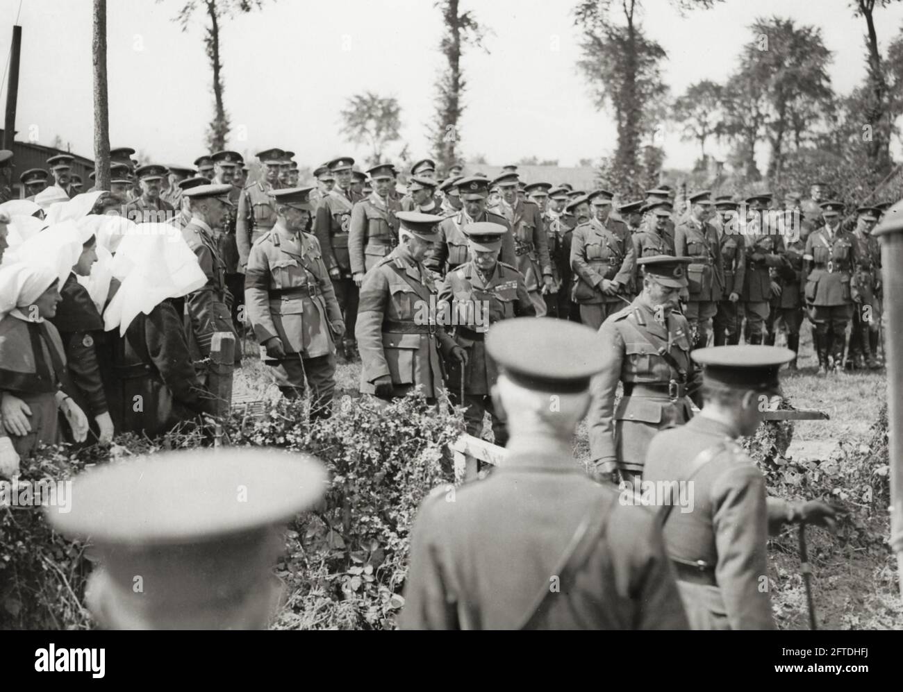 Prima guerra mondiale, prima guerra mondiale, fronte occidentale - sua Maestà Re Giorgio V visita in Francia, lasciando dopo una parata di chiesa Foto Stock