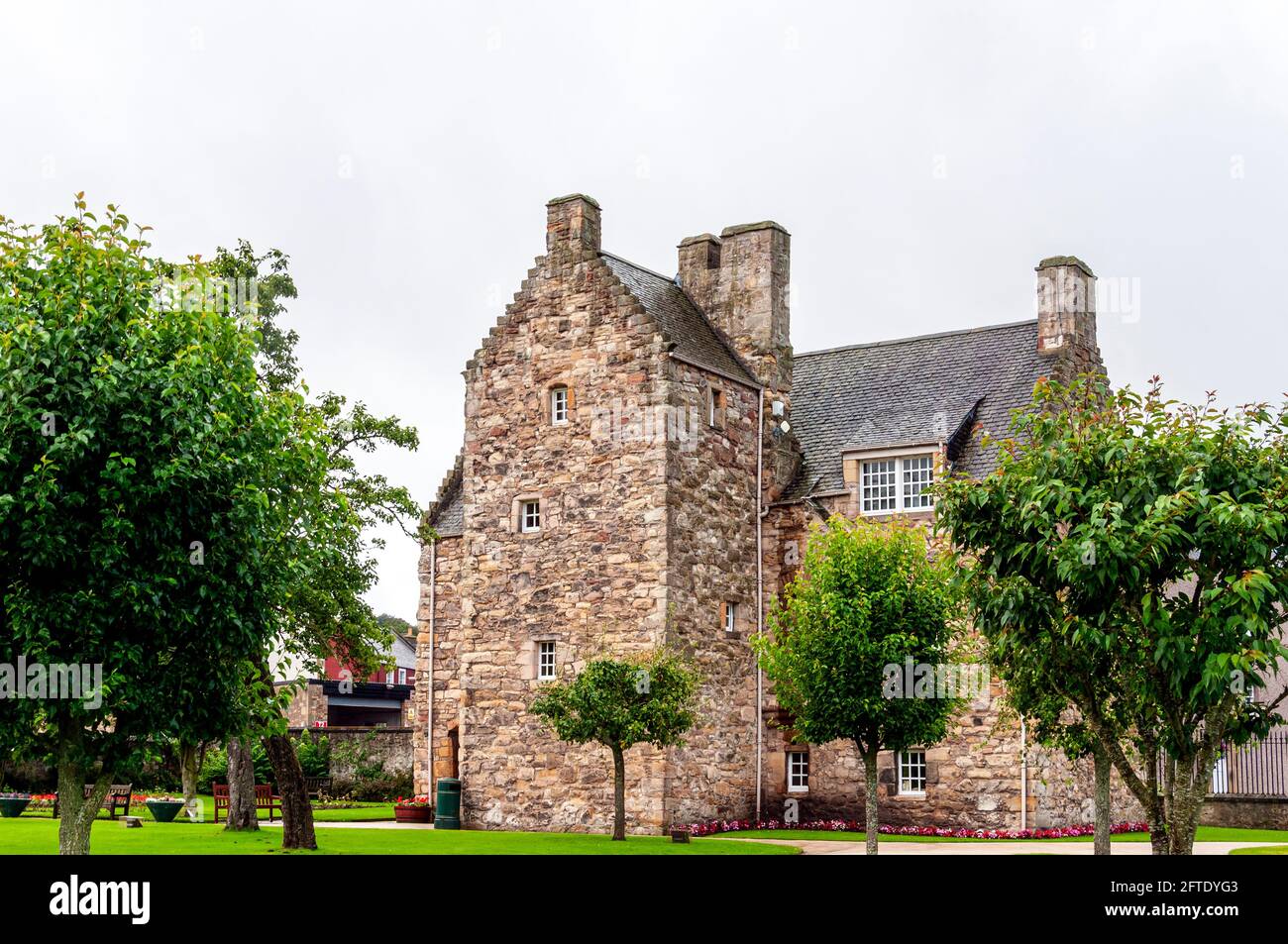 Mary Queen of Scots House è una pittoresca casa a torre Costruito sulla pianta a T con una torre quadrata che sporge da l'isolato principale si trova in giardini colorati Foto Stock