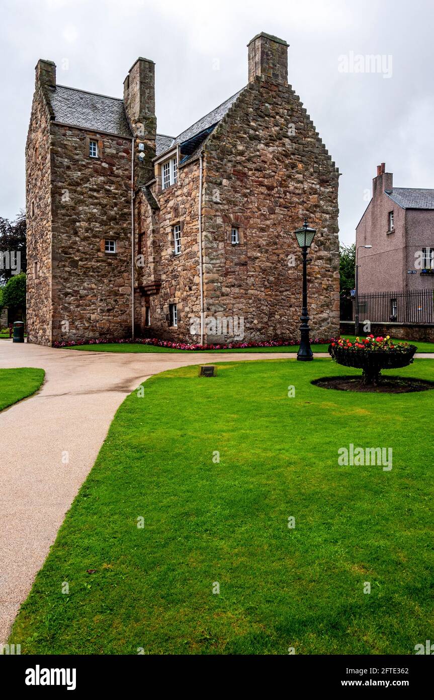 Mary Queen of Scots House è una pittoresca casa a torre Costruito sulla pianta a T con una torre quadrata che sporge da l'isolato principale si trova in giardini colorati Foto Stock