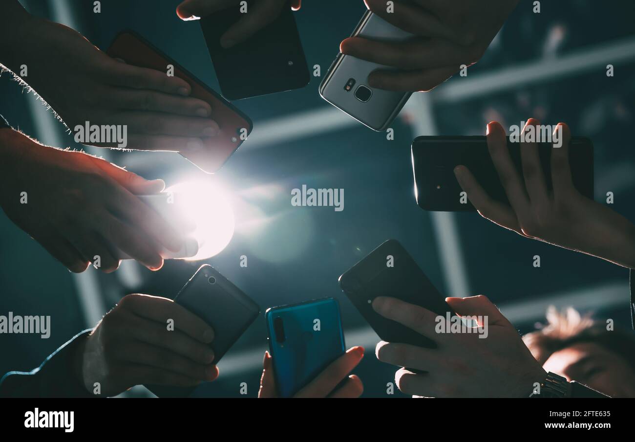 gli smartphone sono nelle mani dei giovani uomini d'affari . Foto Stock
