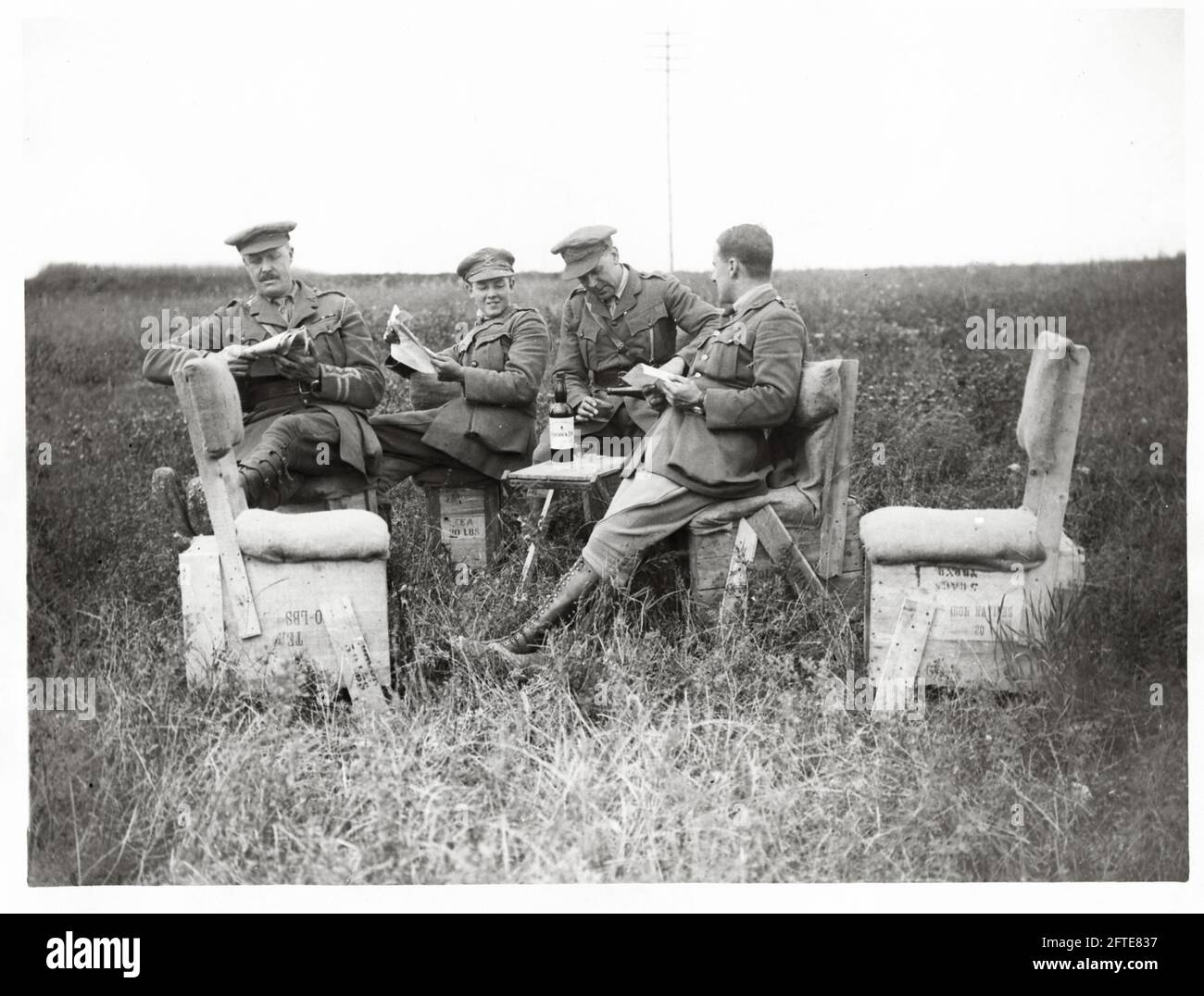 World War One, WWI, Western Front - un gruppo di ufficiali di una batteria per mitragliatrici a motore che si trova dietro la linea. Si noti le poltrone in scatole di razione, Francia Foto Stock