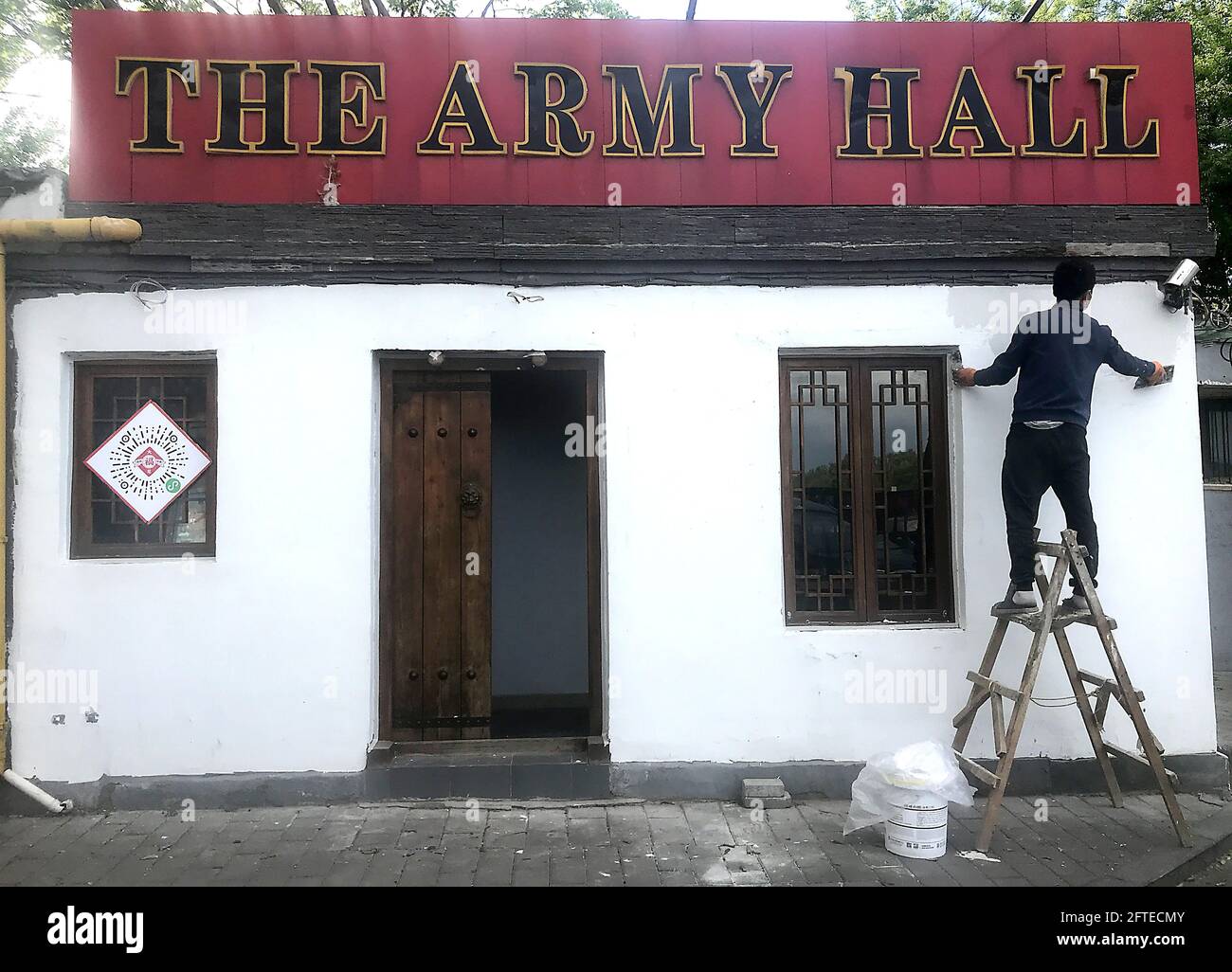 Pechino, Cina. 21 Maggio 2021. Un proprietario di bar lavora sulla parte anteriore del suo bar "The Army Hall", di prossima apertura, che presenta una nostalgia militare cinese all'interno di Pechino venerdì 21 maggio 2021. Il settore dell'ospitalità della capitale si è riaperto rapidamente dopo la chiusura del Covid-19 lo scorso anno, con ristoranti e bar riaperti senza necessità di mascherare o di distanza. Foto di Stephen Shaver/UPI. Credit: UPI/Alamy Live News Foto Stock